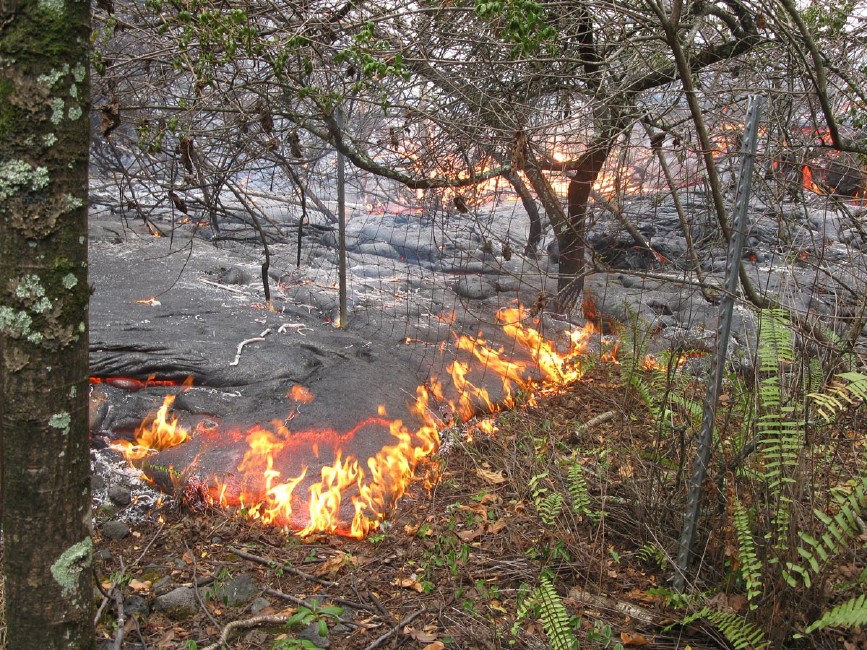 Kilauea_Volcano_sends_lava_flow_into_Kalapana_again