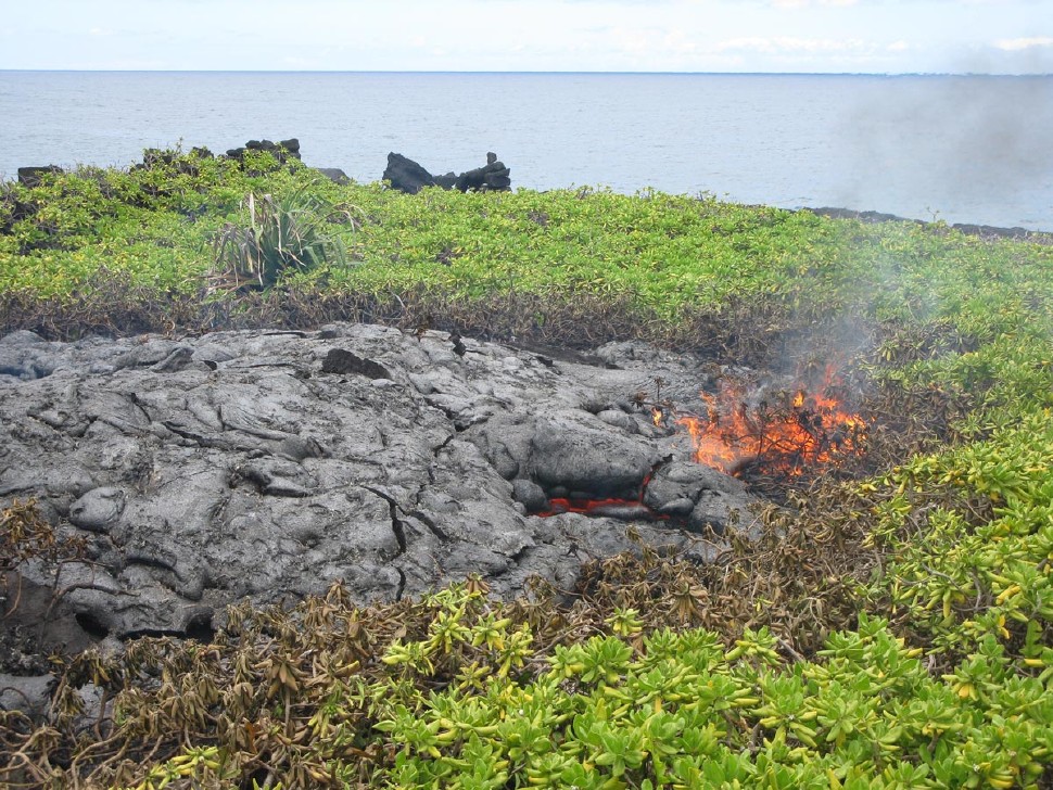 Kilauea_volcano_Kalapana_destroys_home_enters_ocean