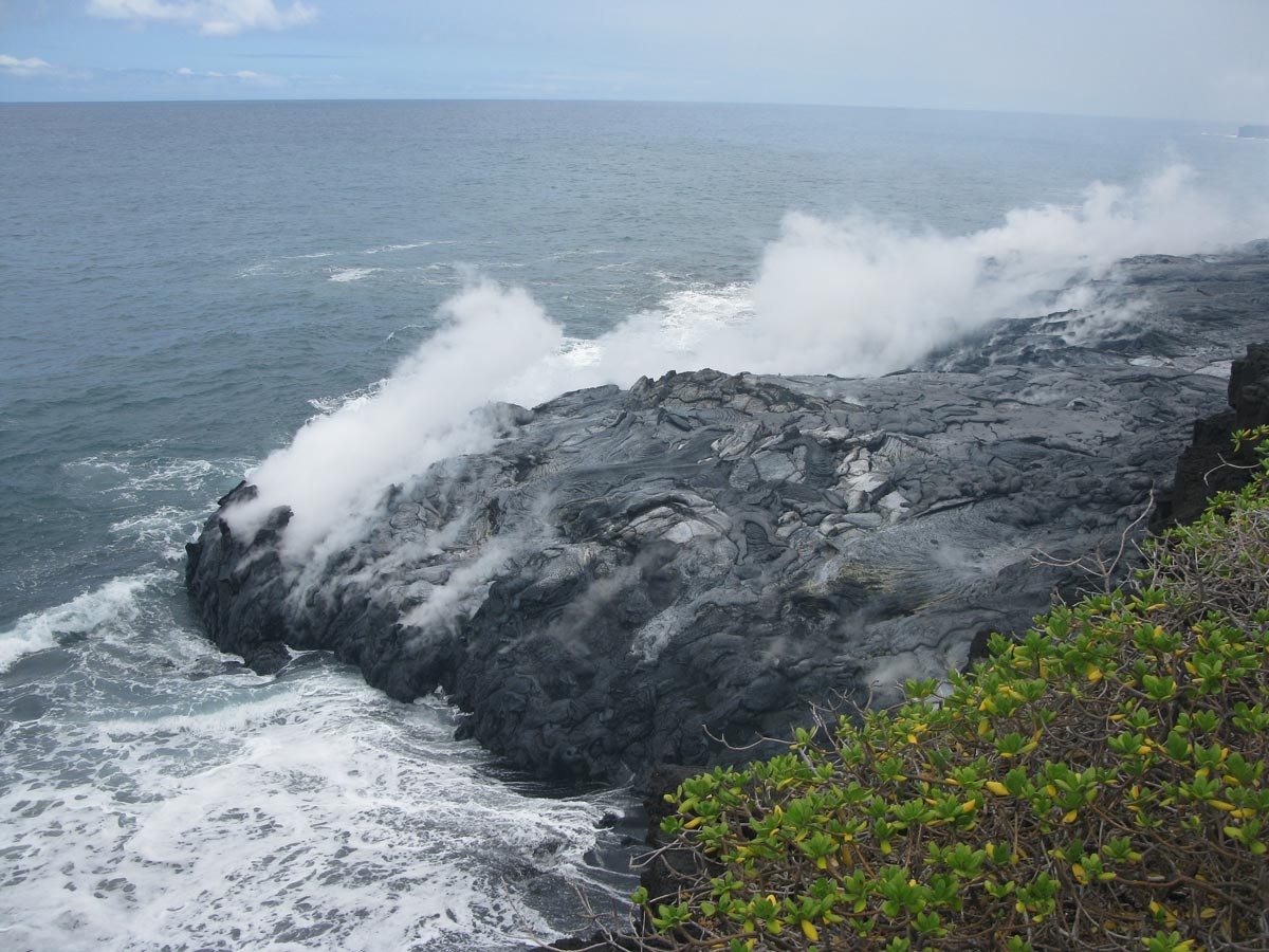 Kilauea_volcano_Kalapana_destroys_home_enters_ocean