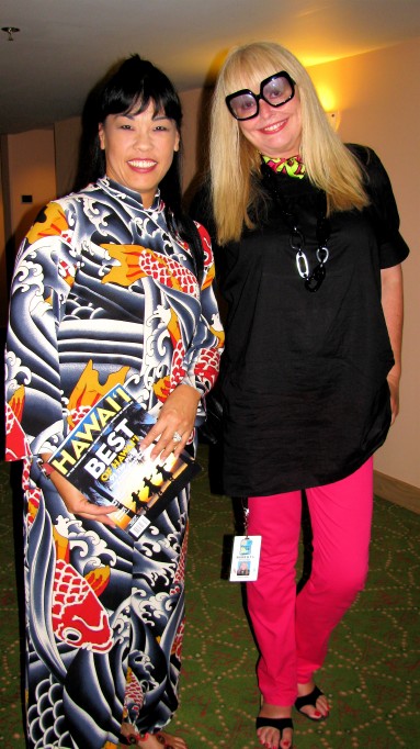 Vanna_White_Hawaii_designed_dresses