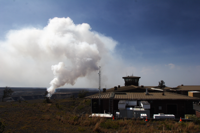 new_views_edge_Kilauea
