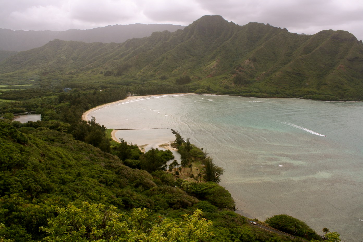 Oahu_hiking_trail_Crouching_Lion_Puu_Manamana