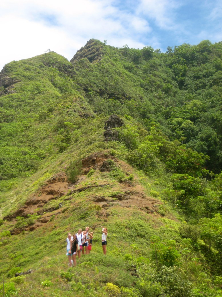 Oahu_hiking_trail_Crouching_Lion_Puu_Manamana