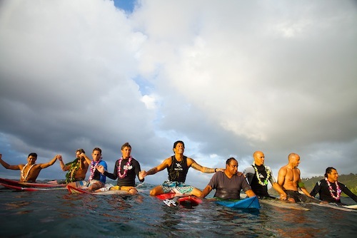 holding_period_begins_Eddie_Aikau_big_wave_surfing_contest