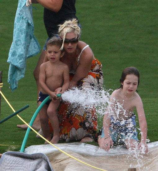 Gwen_Stefani_No_Doubt_families_relax_Hawaii