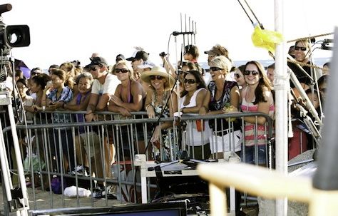 Hawaii_Wakiki_television_show_beach_hula_