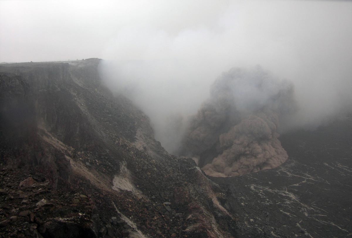 Kilauea_volcano_Hawaii_Halemaumau_collapse