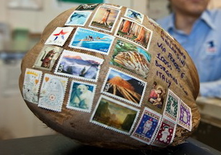 Hawaii_mailing_a_coconut