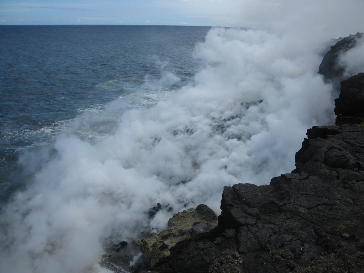Kilauea_volcano_Kalapana_destroys_home_enters_ocean