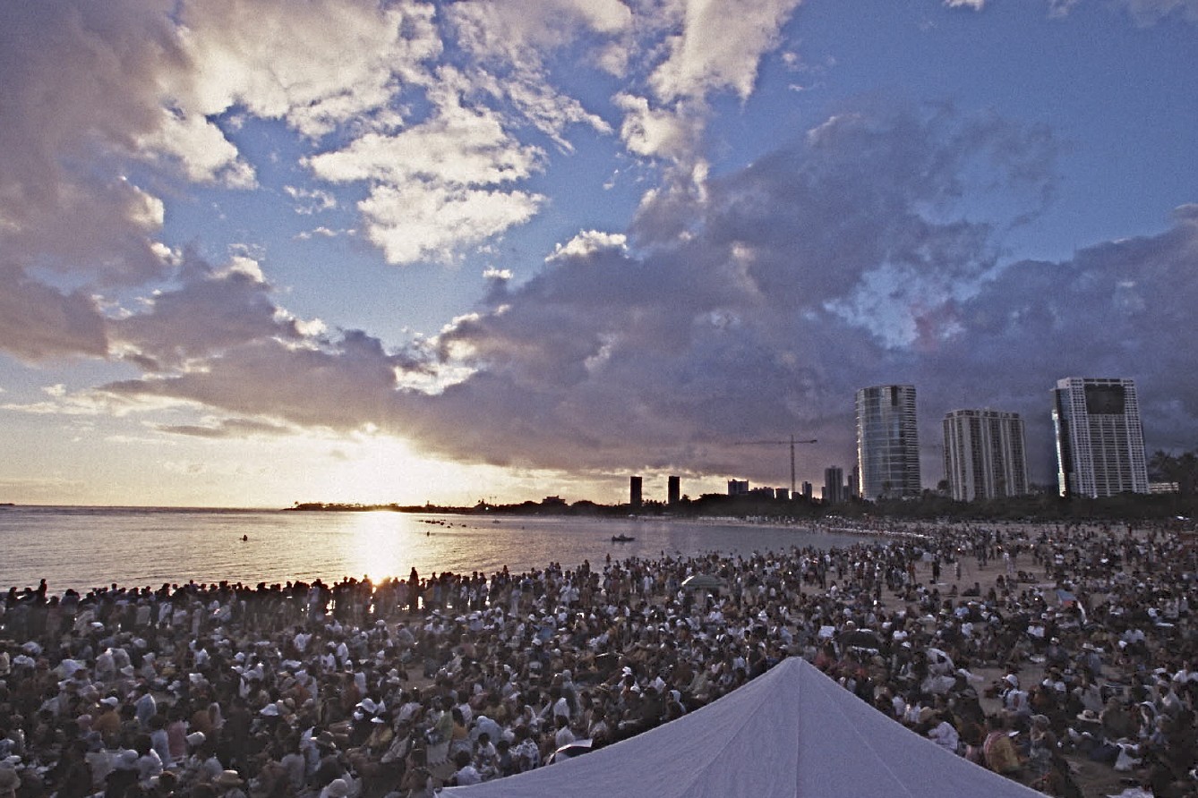 Hawaii_Honolulu_Oahu_Ala Moana Beach Park_Magic Island_lantern_Japanese_tradition