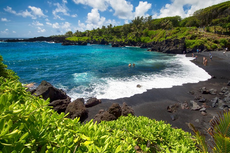 Maui-waianapanapa-7michael-GettyImages-512828610
