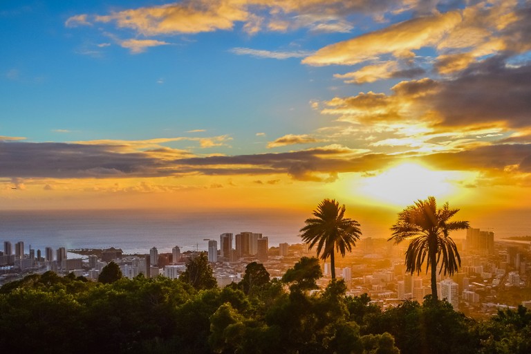 Oahu_honolulusunset_GregoryZamell_ThinkstockPhotos-841844366