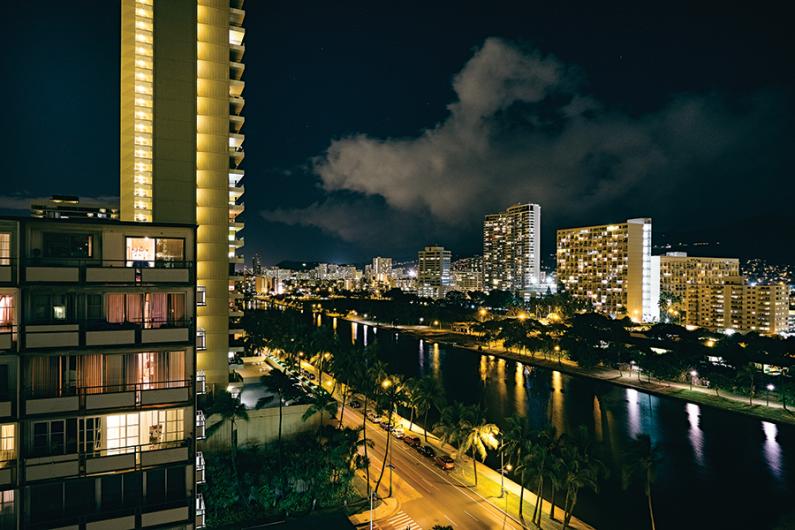 honolulu-waikiki-at-night