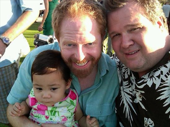 Modern_Family_ABC_Maui_cast_shooting_season_finale
