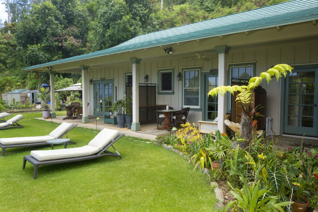 ʻĪao Valley Inn front yard 